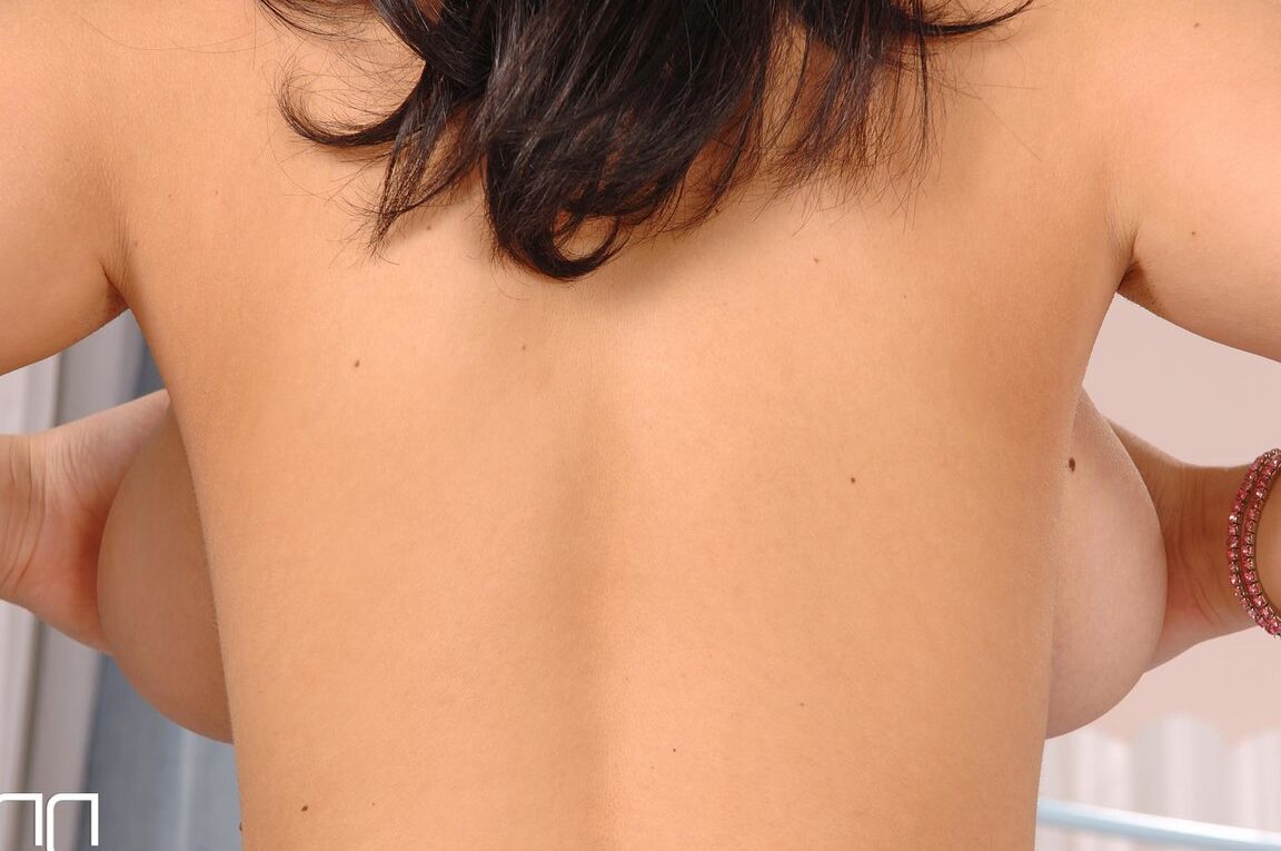 21P Morena MILF Klenot expõe seus fabulosos peitos grandes