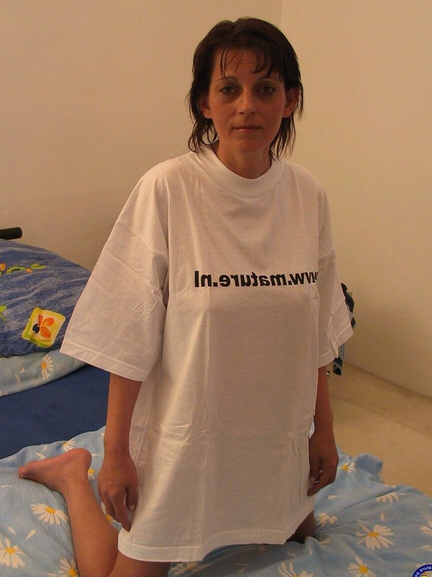 21P Portuguesa MILF Yanka masturba sua buceta com tesão depois de chupar um pau sem cortes