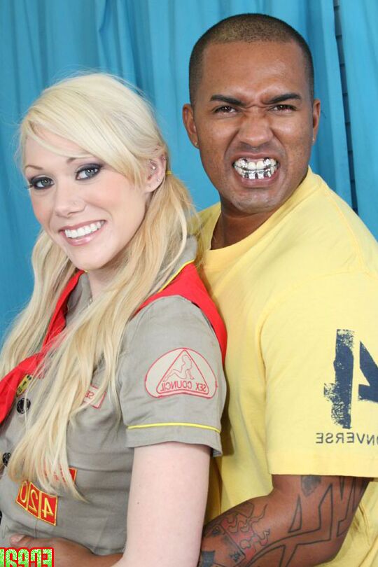 16P Loira sexy Samantha Sin tirando o uniforme para foder um pau grosso