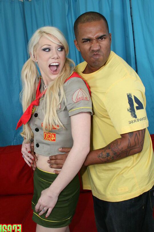 16P Loira sexy Samantha Sin tirando o uniforme para foder um pau grosso