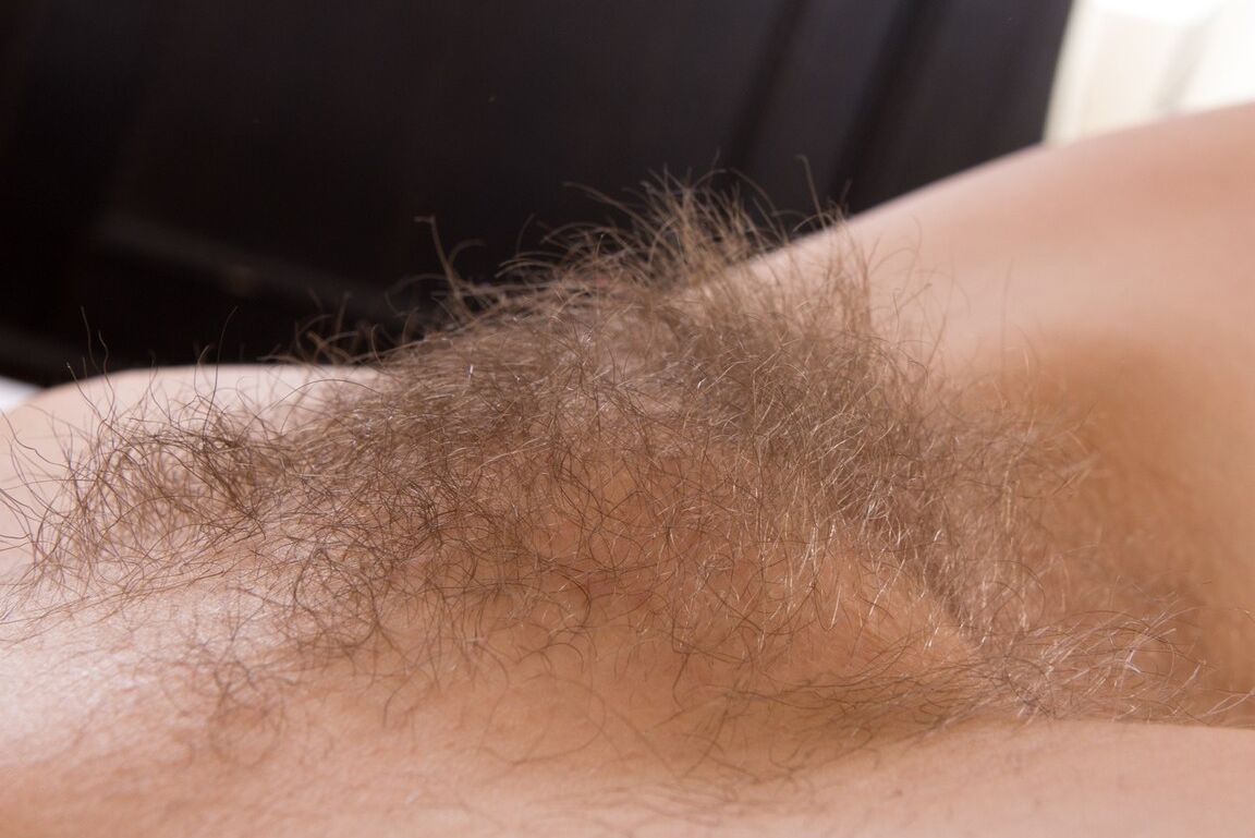 16P Amadora de cabelos escuros estica seu regalo peludo durante um close