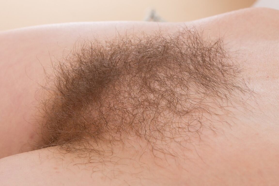 16P Amadora de cabelos escuros estica seu regalo peludo durante um close