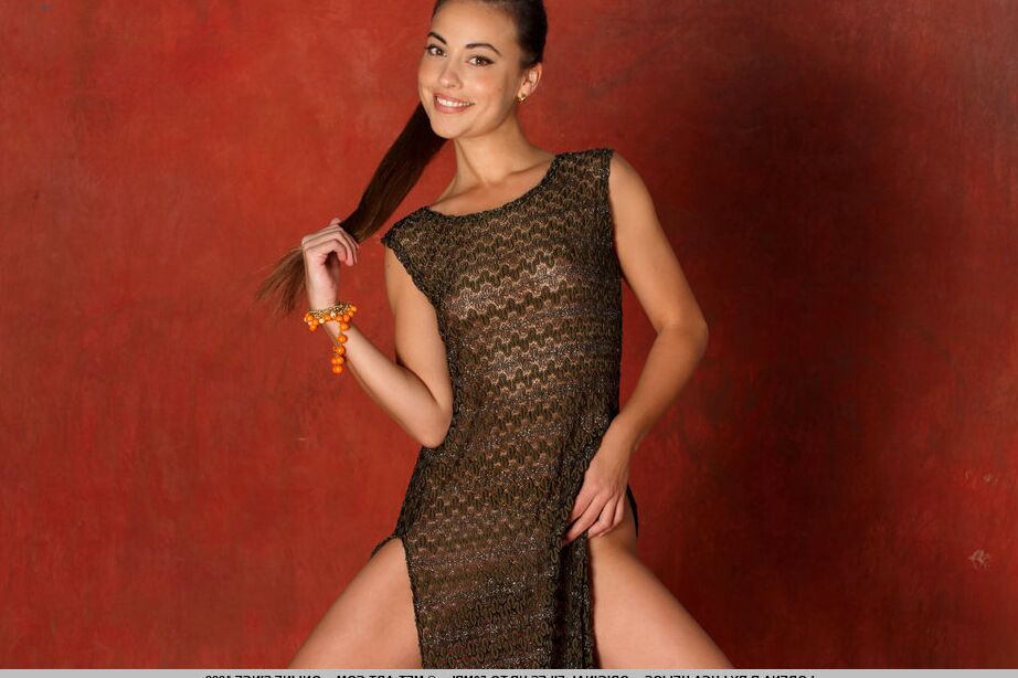 18P脚の長いブルネットのグラマー美女ロレーナBがトリミングされた十代のマンコを露出