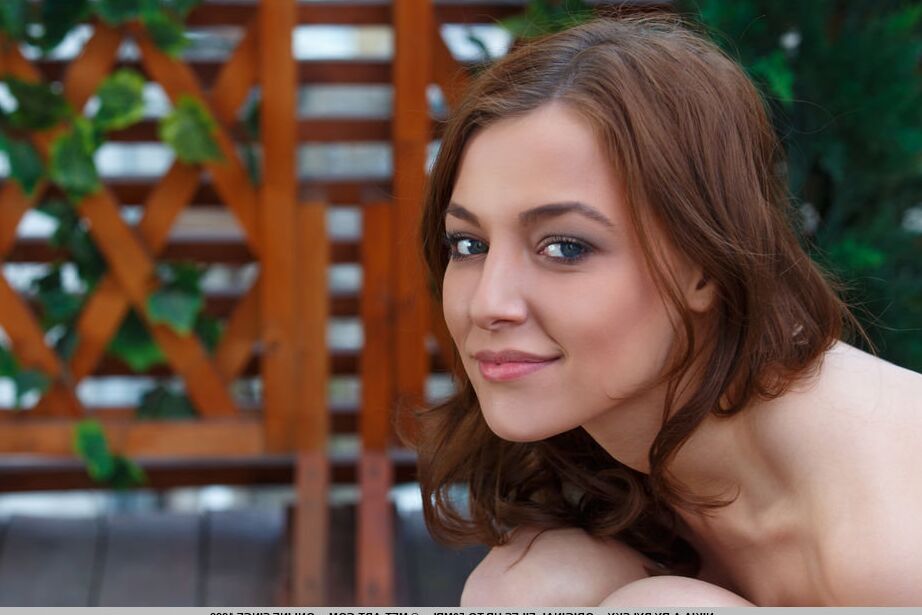 18P Petite adolescente Nikia A tira a lingerie branca para posar nua no pátio