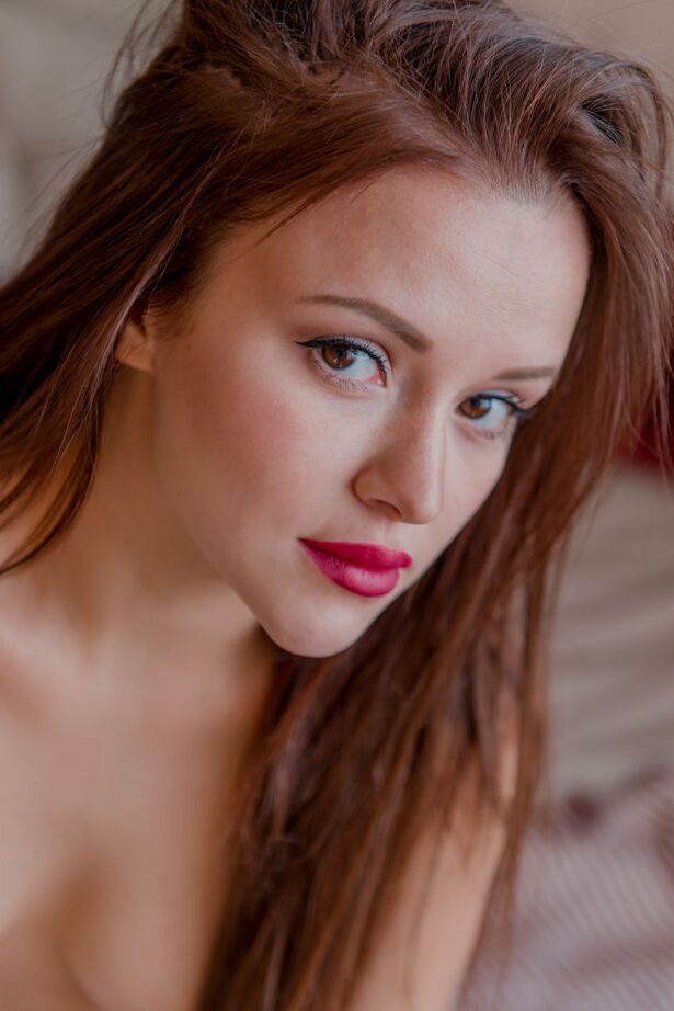 16P A linda adolescente Alice E destaca sua buceta perfeita após remover a lingerie