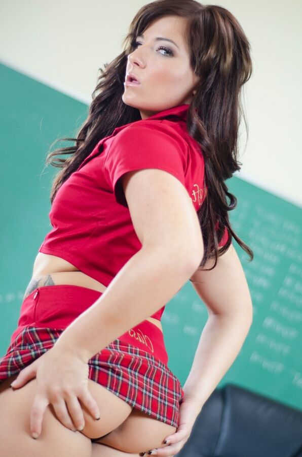 15P Casey, une écolière épaisse, fait glisser sa culotte de côté alors qu'elle est nue sur le bureau du professeur.