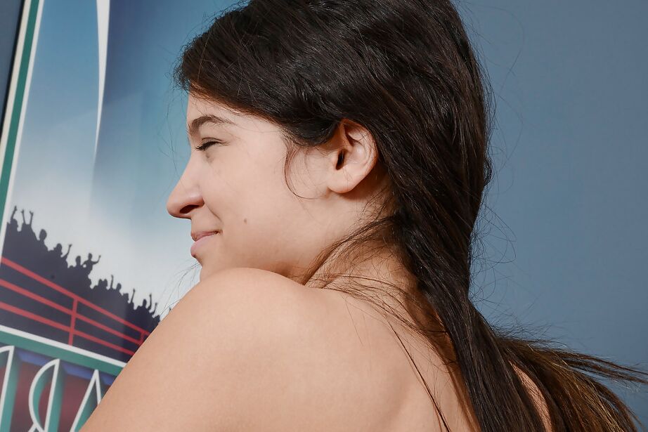 16P Morena Bosomy recebe seu cooter peludo perfurado e coberto de porra