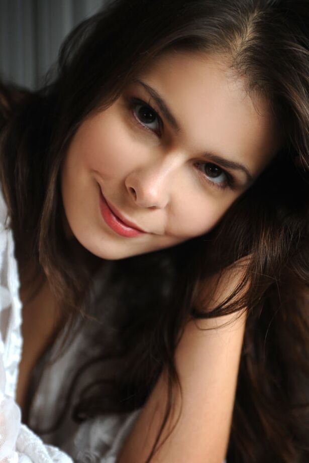 18P La hermosa joven Amelie Belain lanza miradas sensuales mientras muestra su arbusto recortado