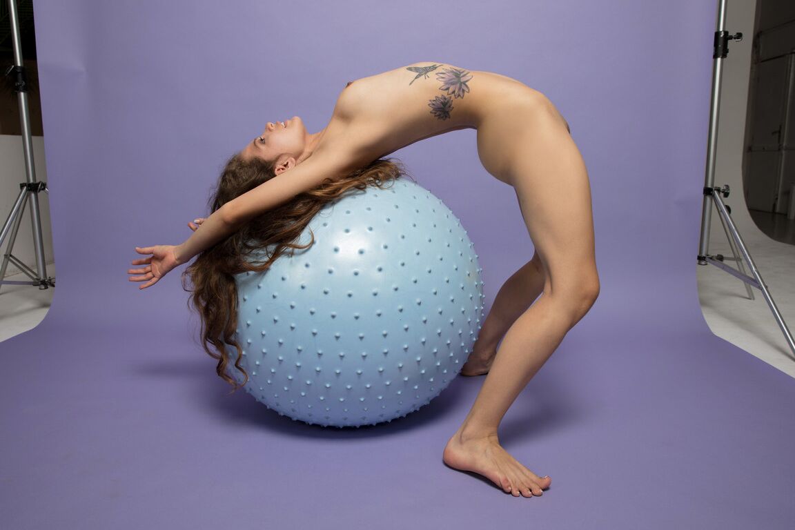 21P Brünette Latina mit kleinen Nippeln Irene Rouse entblößt ihren Muff auf einem Fitnessball