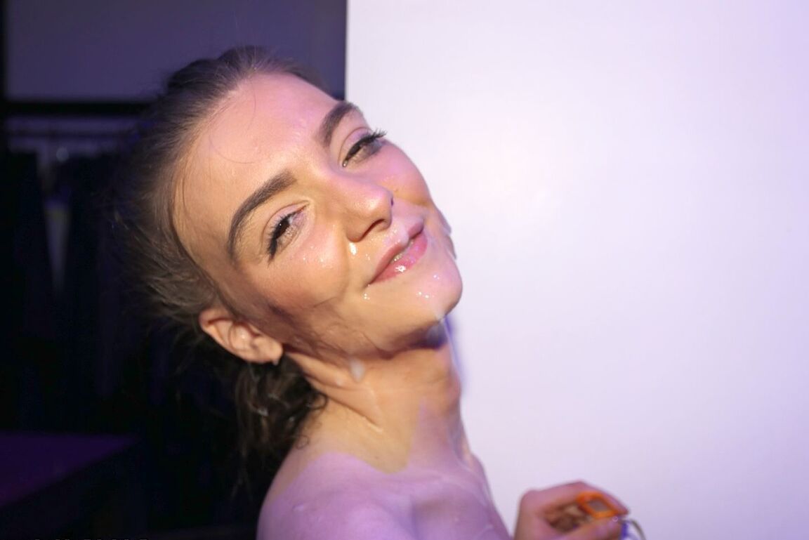 21P Skinny Maddison Rose faz gozadas faciais em uma cena de bukkake interracial
