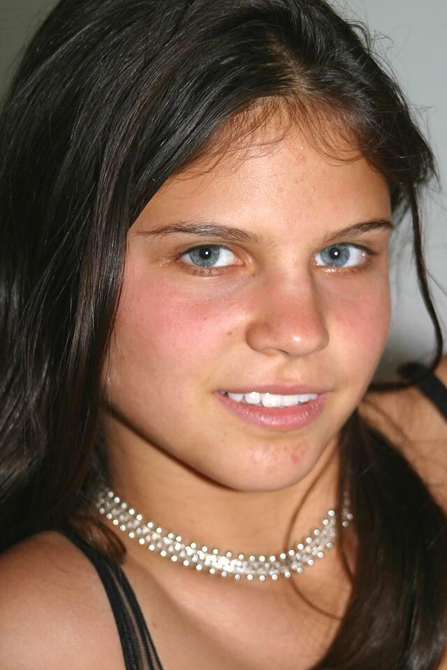 16P Die jung aussehende Neulingin Jasmine stellt ihre beschnittene Muschi zur Schau