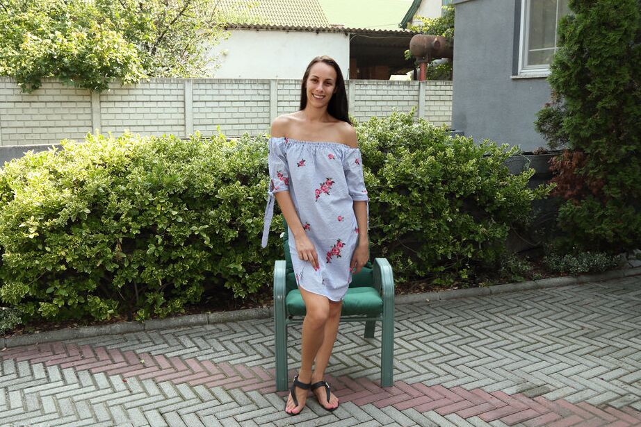 16P La nana amateur Cayenne Hot fait pipi dans l'allée après avoir joué avec son trou du cul