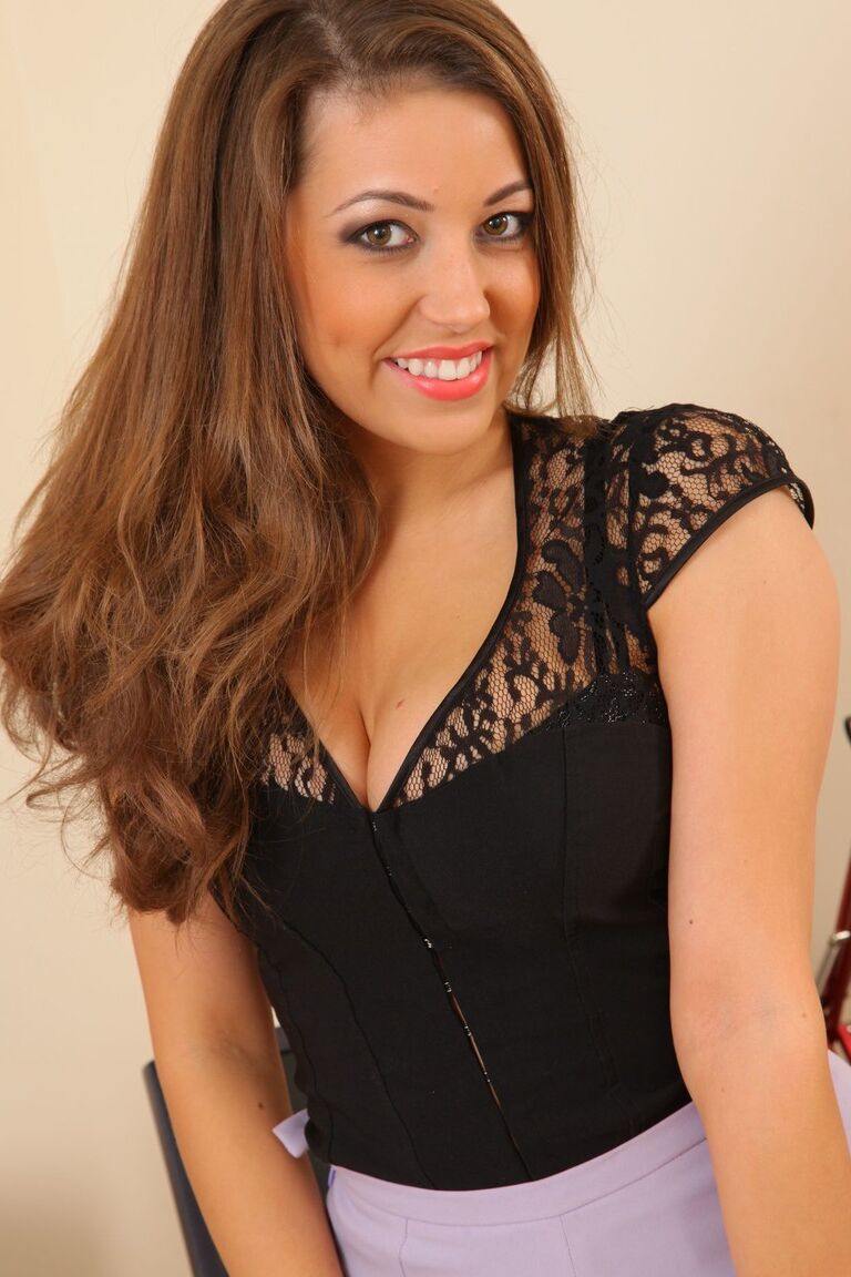 21P L'adorable fille Ava Watts enlève ses vêtements et se moque de ses seins au travail
