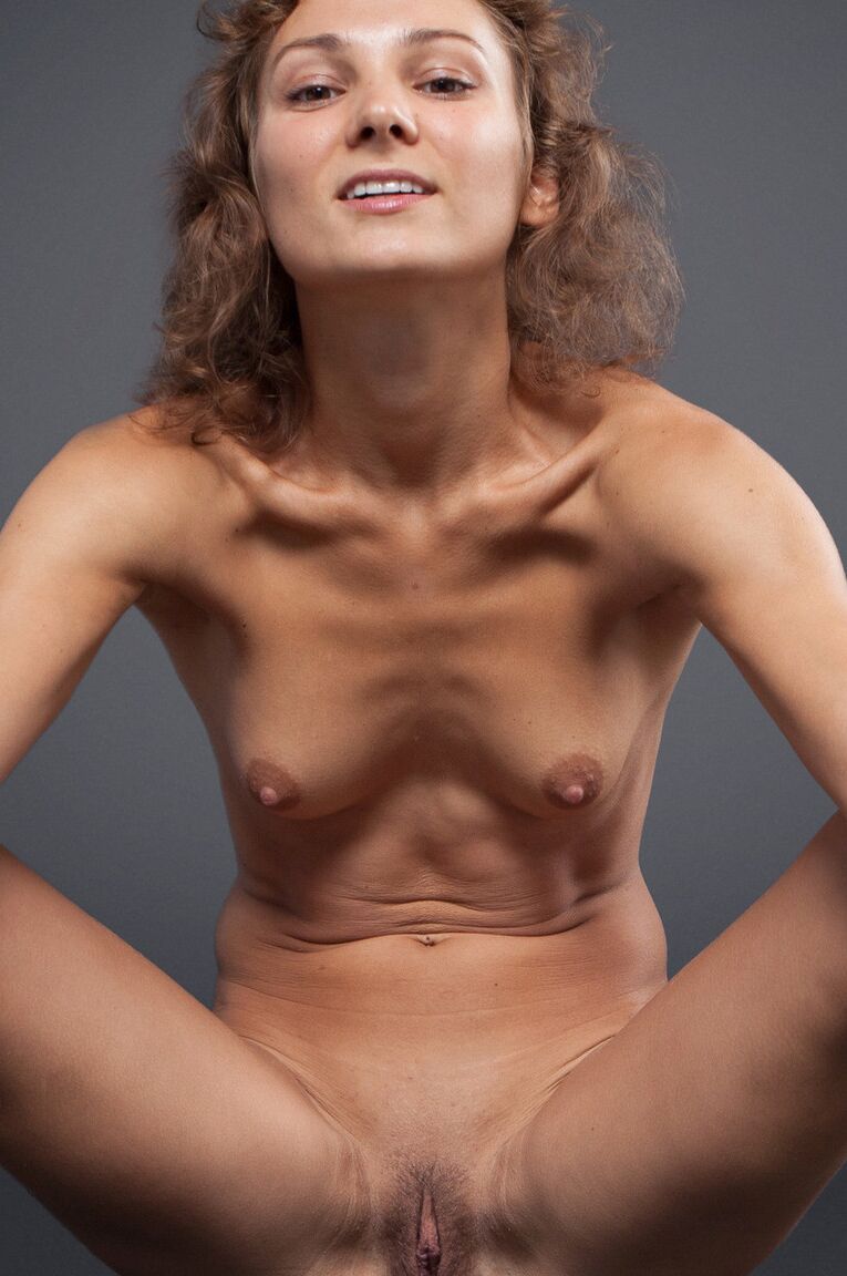 21P Sanna, une jeune au corps en forme et au cul sexy, enlève sa lingerie et pose nue.