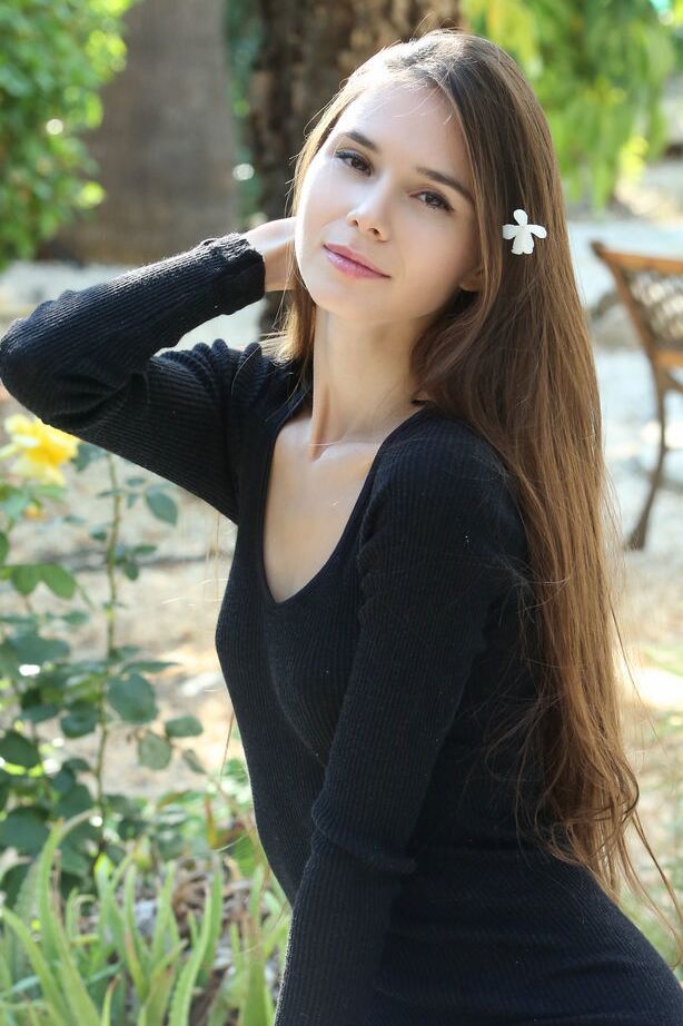 18P A adolescente Leggy Leona Mia tira um vestido preto para posar nua em um jardim