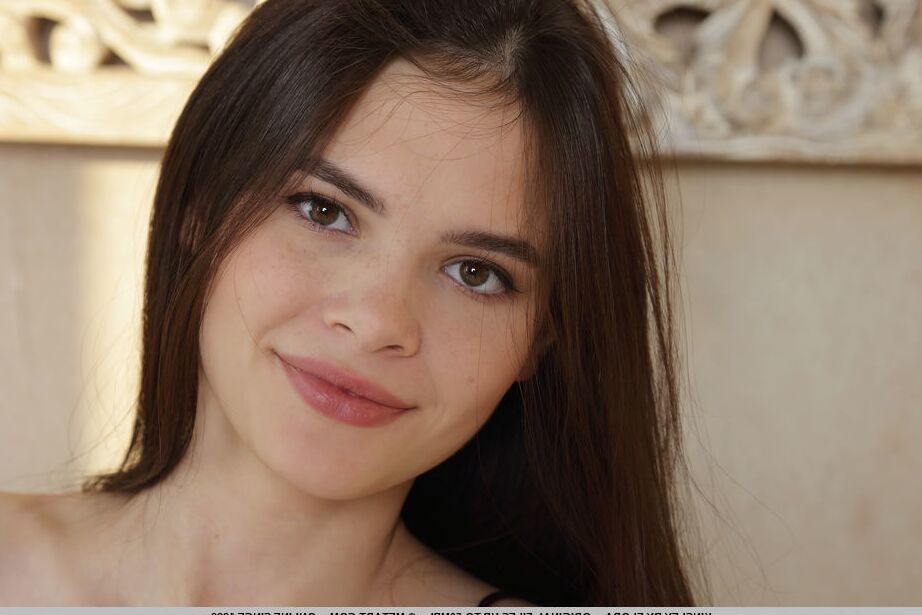 18P O adolescente Kinsley remove um macacão para poses nuas confiantes