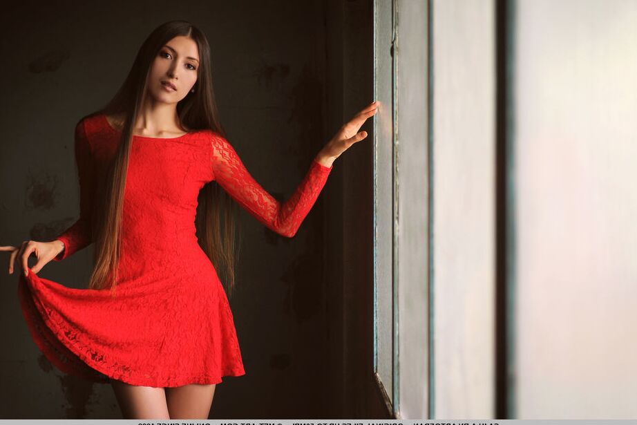 18P La belleza de piernas largas Saju A se quita un vestido rojo para grandes poses desnudas