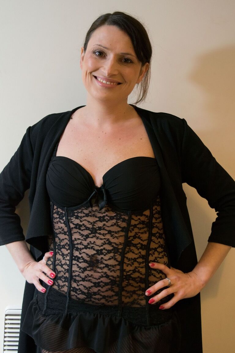 21P Mulher amadora Alice Cash posa em sua lingerie de renda preta
