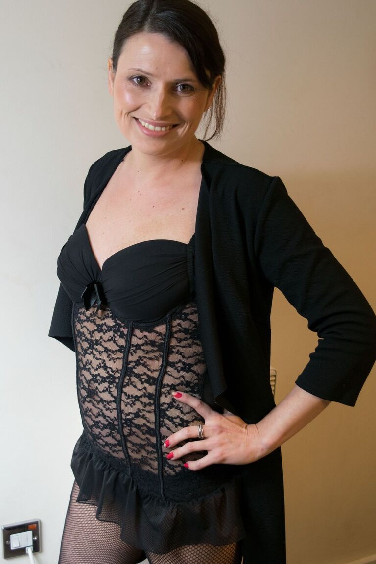 21P Mulher amadora Alice Cash posa em sua lingerie de renda preta