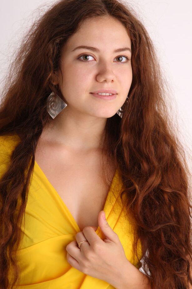 18P La impresionante Norma A con un vestido sexy de rodillas mostrando su culo caliente y su coño perfecto