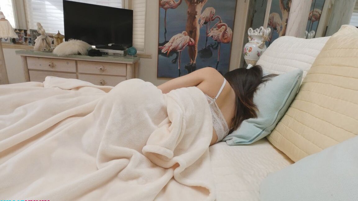 15P A doce jovem Marina Woods faz sexo na cama com seu meio-irmão