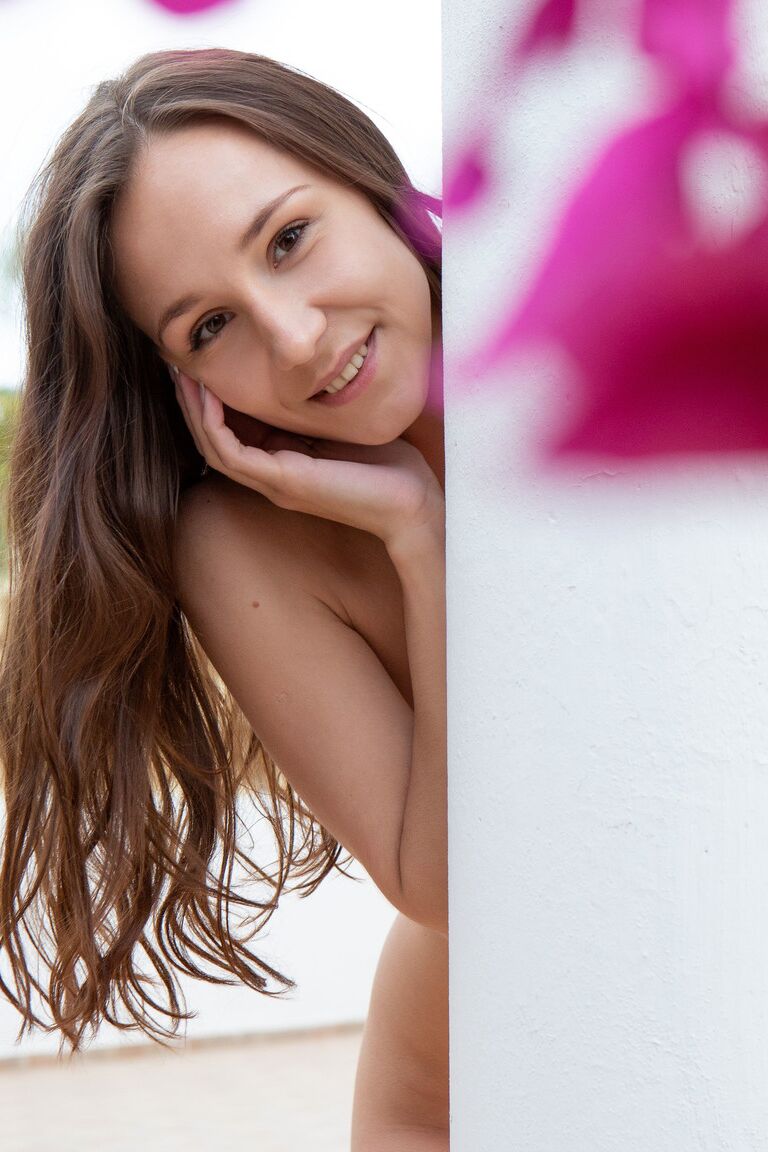 21P Brünettes Babe mit kleinen Brüsten Megan Muse enthüllt ihren Busch und posiert im Freien