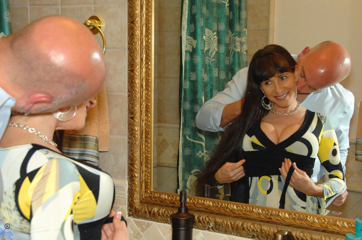 21P A ninfomaníaca madura Alexandra Silk tem sua buceta com piercing comida e pregada