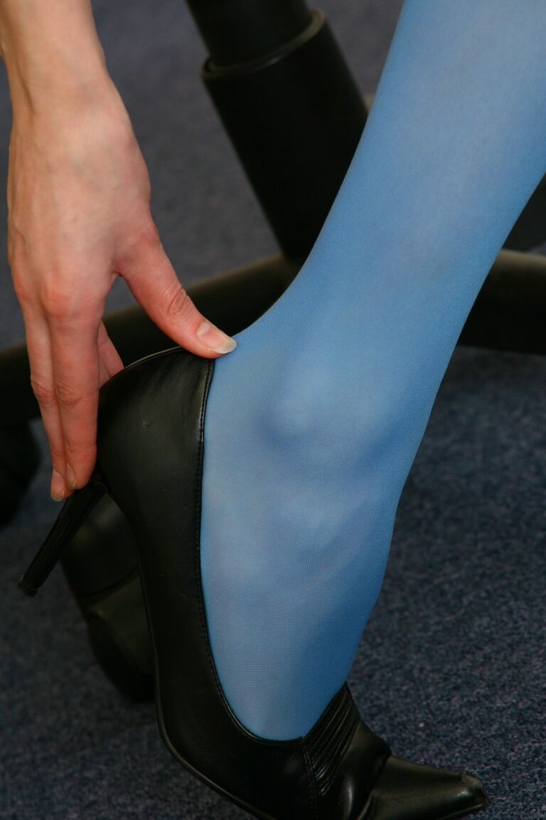 21P Suzie, gata alta de cabelos pretos, tira a meia-calça azul