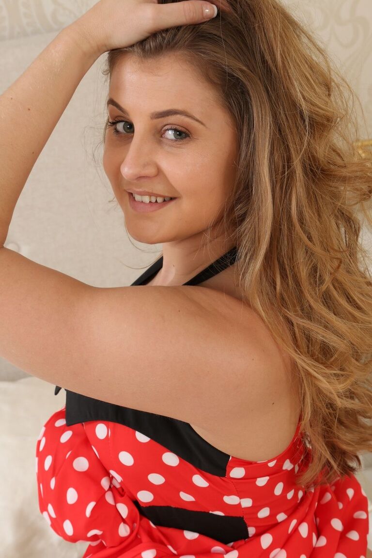 21P Sweetie Lucy Ava tira lindo vestido e expõe suas curvas gostosas em lingerie