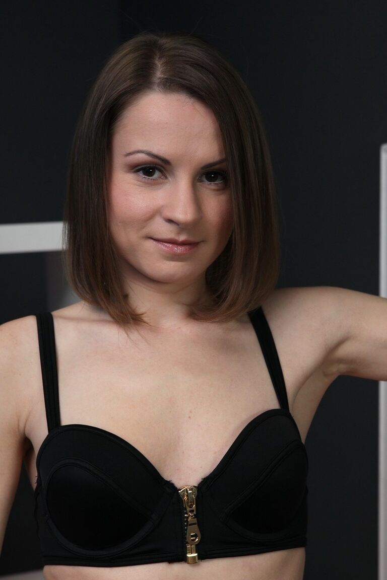 21P Brünettes Babe mit kleinen Titten Xara zeigt ihren großen Hintern und pumpt ihre Möse