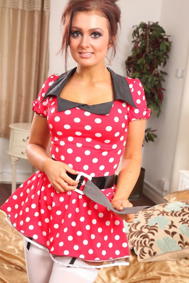 21P A fofa Minnie Mouse Ashley expõe seus seios naturais em lingerie gostosa