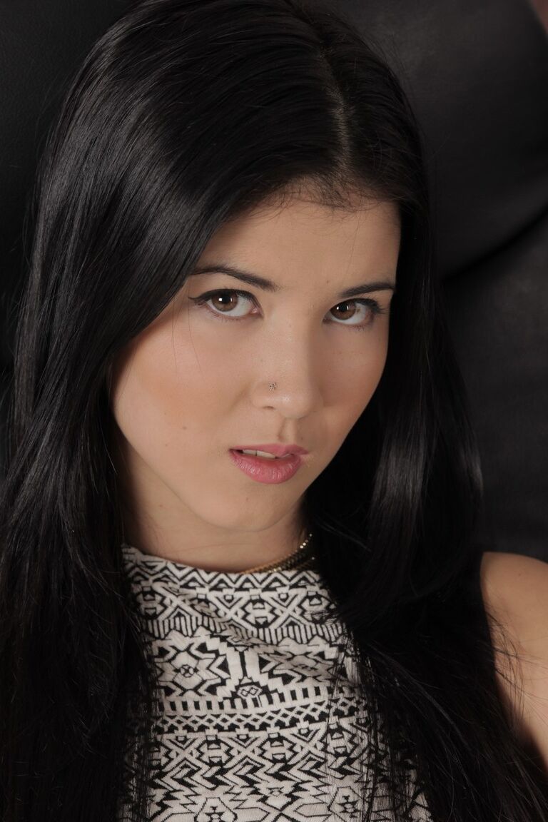21P A maravilhosa adolescente tcheca Lady Dee brinca com os lábios de sua boceta e brinca sozinha
