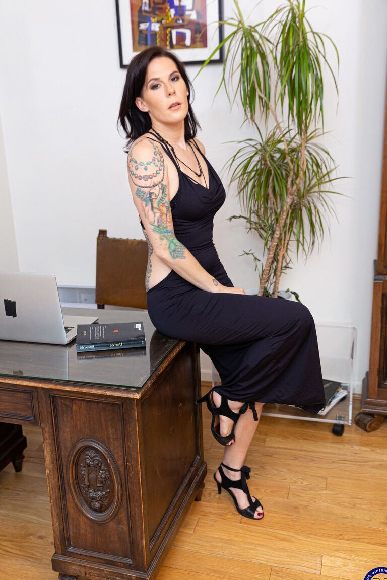 11P Tattooed lady gets totally naked while watching X-rated material on a laptop