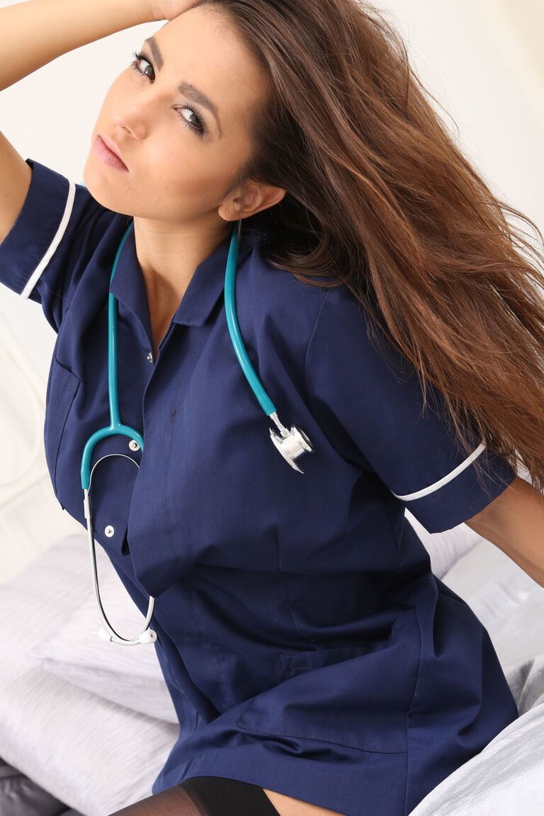21P A enfermeira pequena e fofa Kitti tira o uniforme