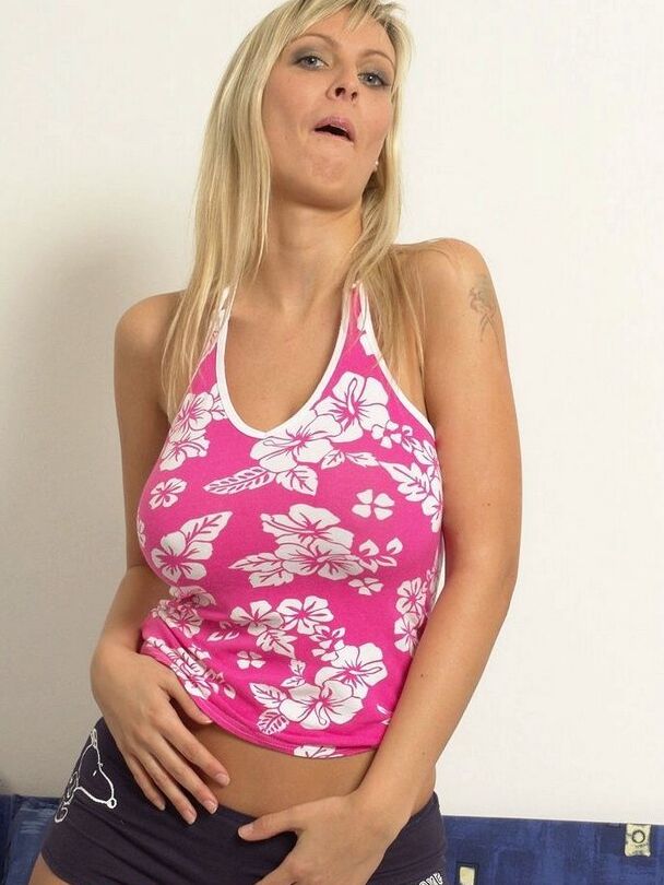 15P A loira natural Milly Moris libera seus peitos lindos enquanto fica nua na cama