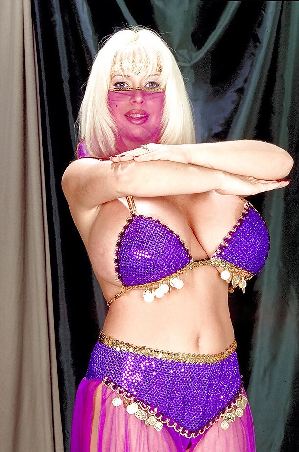 16P La rubia SaRenna Lee libera las enormes tetas de una estrella porno de la parte superior del harén