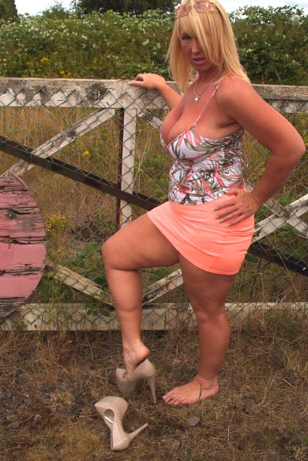 20P Blonde Amateurin Melody enthüllt ihre großen natürlichen Titten auf einem Feld hinter ihrem Haus