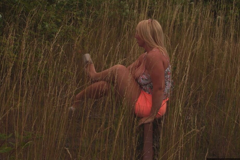 20P Blonde Amateurin Melody enthüllt ihre großen natürlichen Titten auf einem Feld hinter ihrem Haus