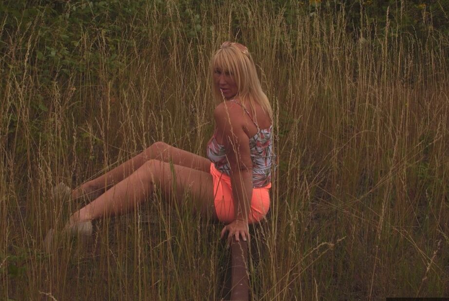 20P Blonde Amateurin Melody enthüllt ihre großen natürlichen Titten auf einem Feld hinter ihrem Haus