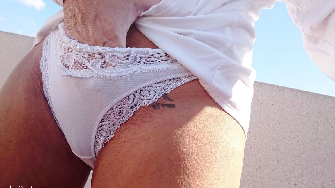15P Natalie K, mamie blonde aux gros seins, frotte sa délicieuse chatte de près sur la plage