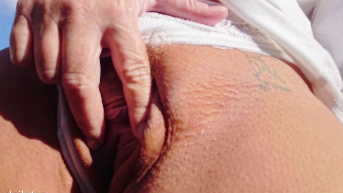 15P Natalie K, mamie blonde aux gros seins, frotte sa délicieuse chatte de près sur la plage