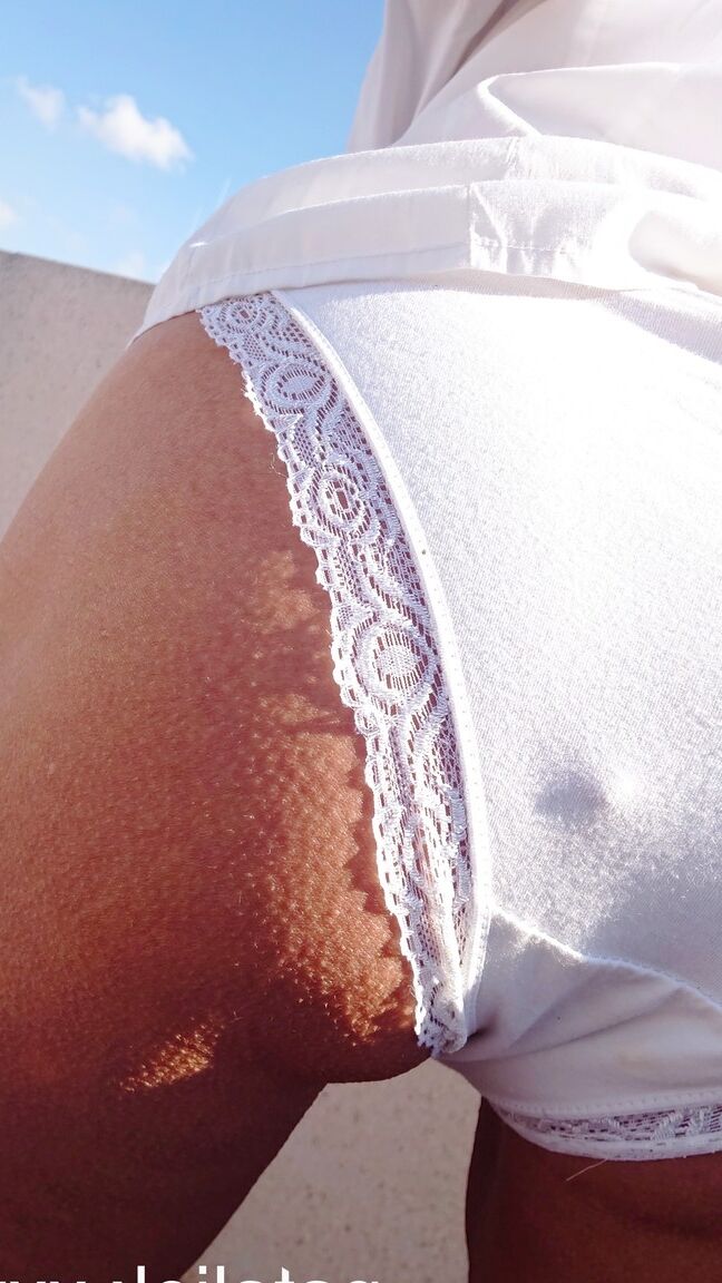 15P Natalie K, mamie blonde aux gros seins, frotte sa délicieuse chatte de près sur la plage