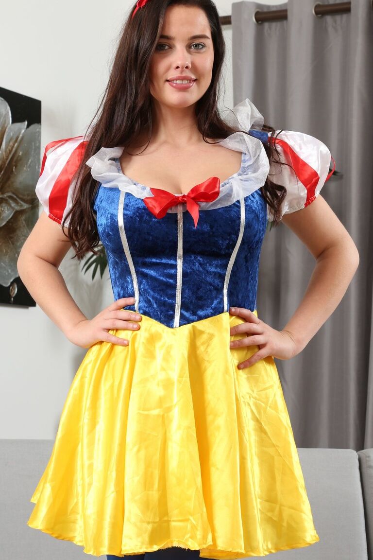 16P A garota morena Kay perde seus peitos grandes em uma roupa de cosplay