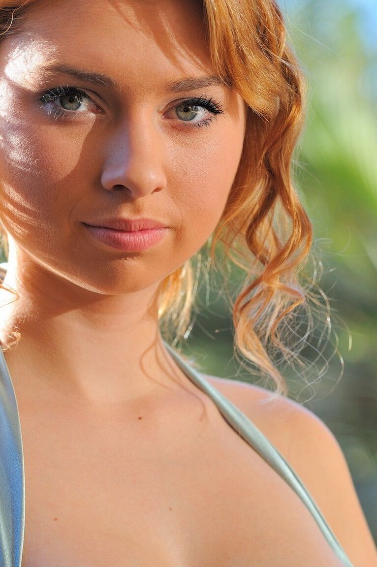 15P Une belle adolescente remonte sa jupe pour enfoncer une banane dans sa chatte serrée
