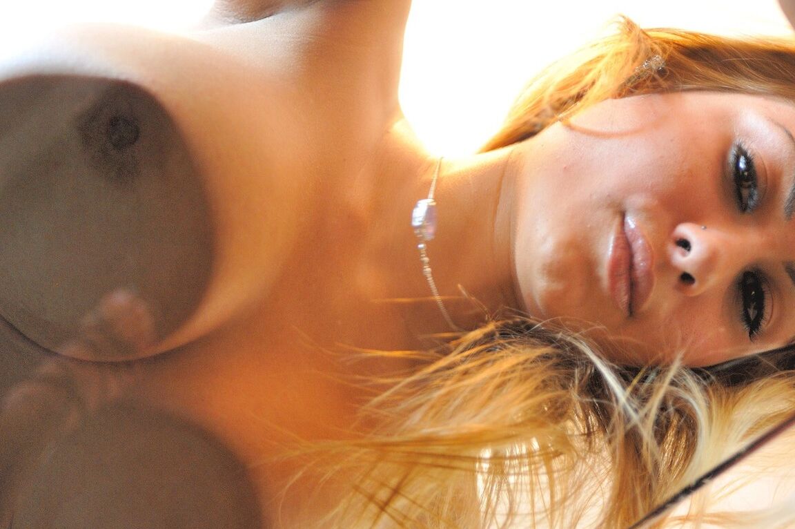21P A doce loira amadora Sierra exibe seus seios grandes e brinca com sua vagina