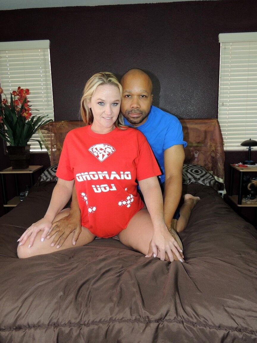 17P Dee Siren branca de bunda grande libera seus peitos grandes antes que seu amante negro se junte a ela