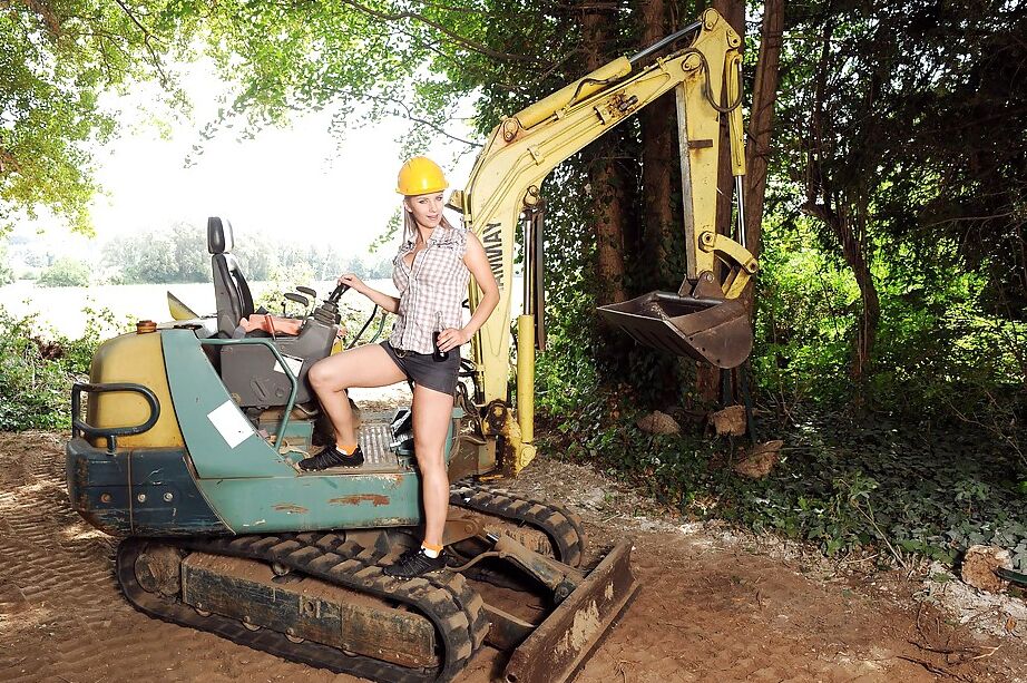 16P La trabajadora de la construcción rubia Kathy exponiendo sus grandes tetas perfectas al aire libre