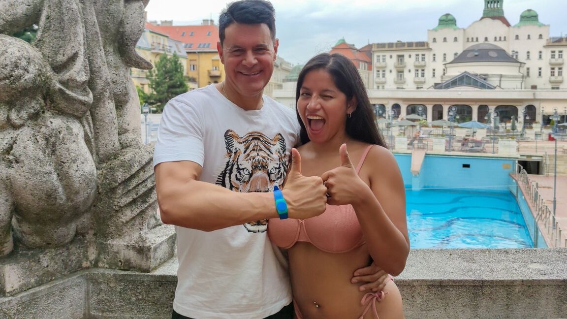 15P Garota latina peituda ostenta porra em sua buceta raspada depois de sexo com dois homens