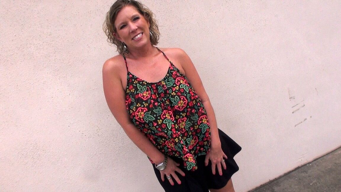 17P Blonde Amateurin mit riesigen Hängetitten fickt in einem öffentlich geparkten Fahrzeug