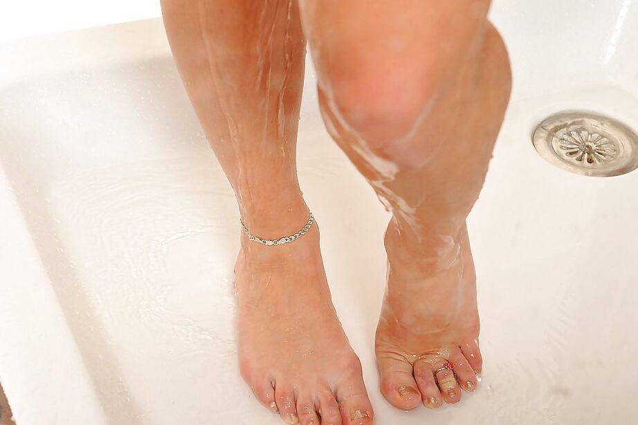 12P Formful babe with awesome body takes shower and shaved her legs